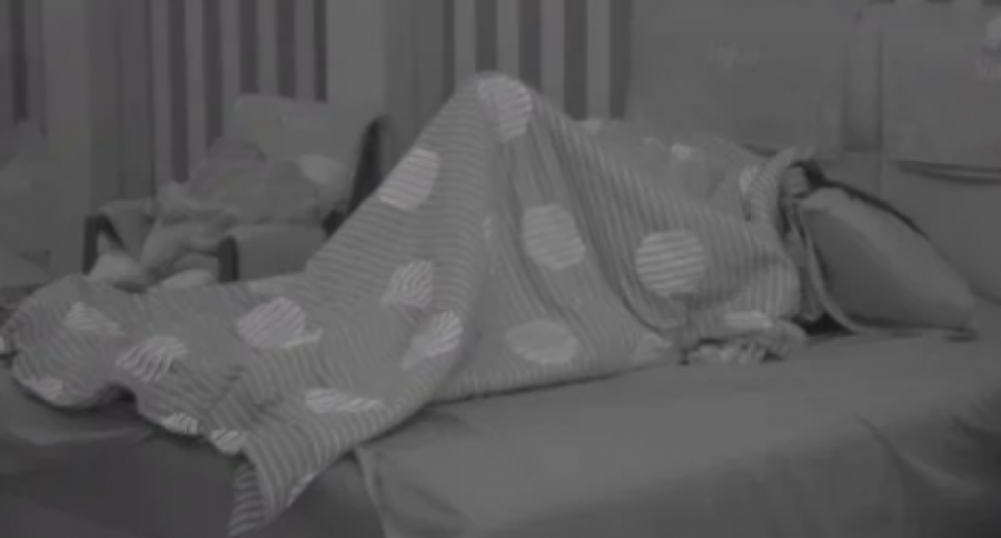 BRUTALNO IŽIVLJAVANJE ISPOD JORGANA! Luka RASTRZAO Anitu VRELOM AKCIJOM, ona urlala od BOLOVA! (FOTO)