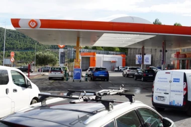 APOKALIPTIČNE SCENE NA CRNOGORSKIM PUMPAMA! Pune rezervoare, bidone i flaše, hitno se oglasio ministar!