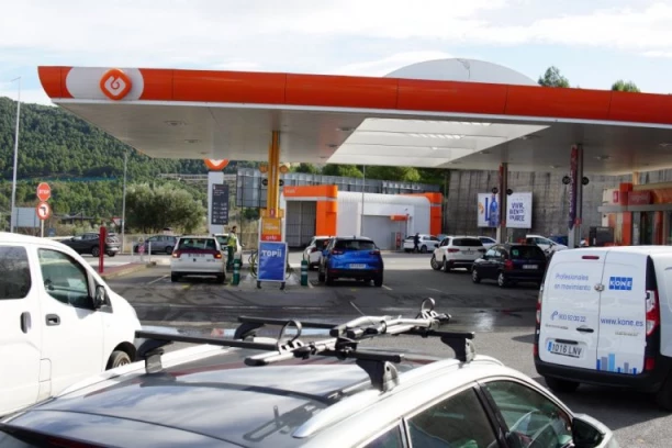 APOKALIPTIČNE SCENE NA CRNOGORSKIM PUMPAMA! Pune rezervoare, bidone i flaše, hitno se oglasio ministar!