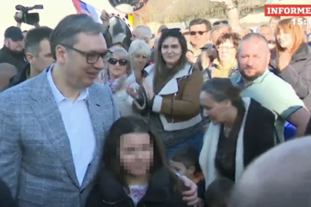 VUČIĆ U CRVENKI: Predsednik obilazi kompaniju Sigma: Dočekuje ga veliki broj građana