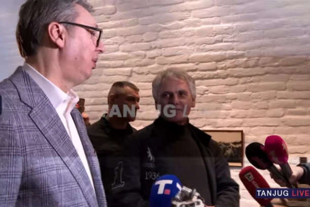 VUČIĆ OBILAZI VINSKE PODRUME U CRVENKI! Predsednika dočekao veliki broj ljudi!