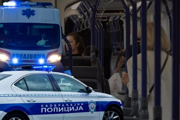 HAOS U BEOGRADU! Muškarac nasnuo na vozača gradskog autobusa! UDARIO VOZILO I PSOVAO MUŠKARCA! (VIDEO)