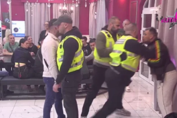 STRAVIČNA TUČA U "ELITI", ASMIN ZVERSKI NASRNUO NA BORU, OBEZBEĐENJE PREKINULO EMISIJU: Nezapamćeni haos na Pinku, voditelj zaustavio sve!