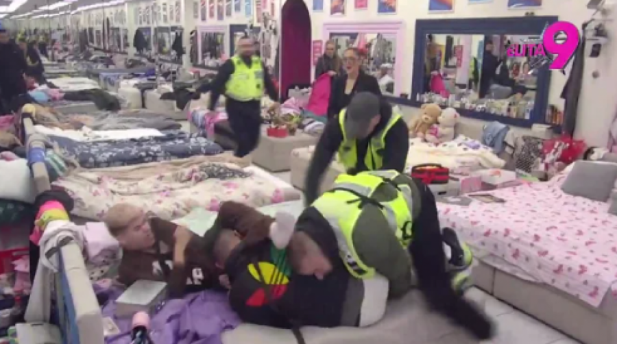 BORA SANTANA KRVNIČKI NAPAO UROŠA, DEMOLIRANA SPAVAĆA SOBA: Obezbeđenje uletelo u Belu kuću, jedva uspeli da obuzdaju podivljalog takmičara!