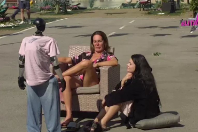 Milena Kačavenda i robot Toša