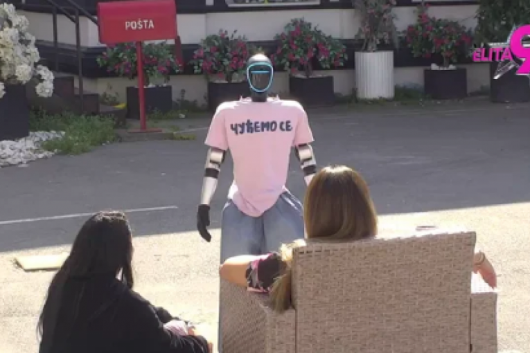 Milena Kačavenda i robot Toša