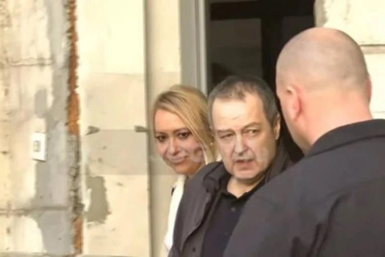 IVICA DAČIĆ NAPUSTIO BOLNICU! Evo kako ministar sada izgleda, ali i šta je PRVO REKAO! (FOTO)
