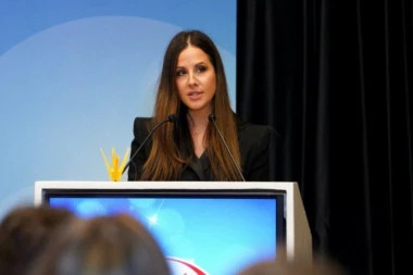 Jednostavno, a moćno: TAMARA VUČIĆ u sako-haljini koja je pravi hit ovog proleća (GALERIJA)