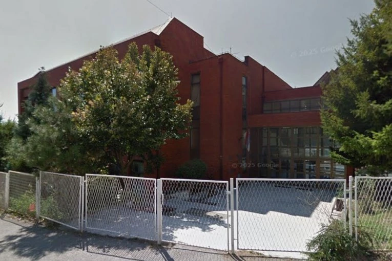 ODJEDNOM MU SE SLOŠILO, SEO JE NA KLUPU I... Direktor škole iz Vranja u kojoj je učenik preminio tokom fudbala skrhan: "Nije pio, nije pušio, ali..."