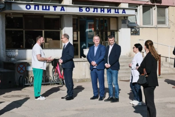 PREMIJER MACUT POSETIO KLADOVO! Obišao Zdravstveni centar i razgovarao sa predsednikom opštine! (FOTO)