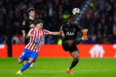 BIZARNA SCENA U LIGI ŠAMPIONA: Golman proklizavao kao na ledu, morao napolje već u 15. minutu! (VIDEO)