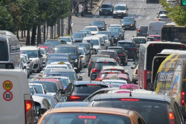 KOLAPS U BEOGRADU! Veliki zastoj u Bulevaru Patrijarha Pavla i Pere Velimirovića - sve stoji! (FOTO)