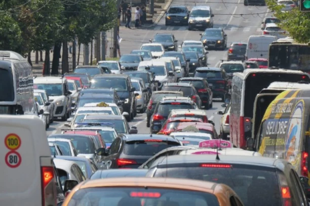 KOLAPS U BEOGRADU! Veliki zastoj u Bulevaru Patrijarha Pavla i Pere Velimirovića - sve stoji! (FOTO)