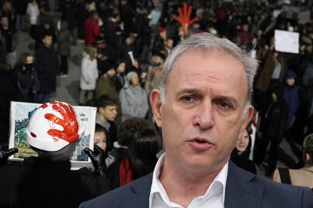 PONOŠ KIPTI OD GNEVA, HOĆE DA IH "POBACA KROZ PROZOR" Totalni rat među blokaderaima zbog fotelja za lokalne izbore, pljušte UCENE (VIDEO)