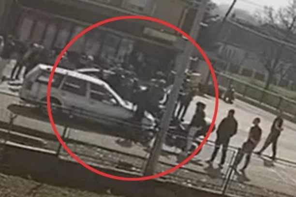 BLOKADERI NAPALI PENZIONERA! Nezapamćeno iživljavanje - supruga preplašena u automobilu, ovo je nečuveno! (VIDEO)