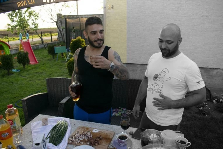 "CELOG ŽIVOTA ĆE TUGOVATI ZA BRATOM"! Pevačica u suzama nakon susreta sa darkom Lazićem - Teško mi je...