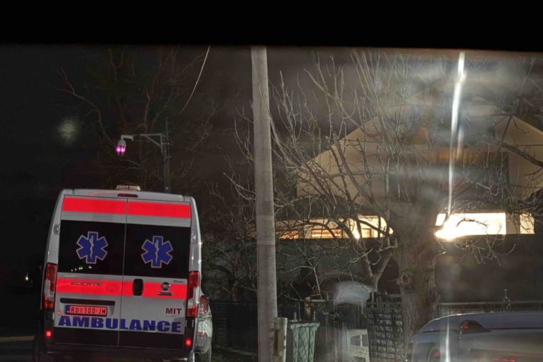 Hitna pomoć ispred doma Darka Lazića