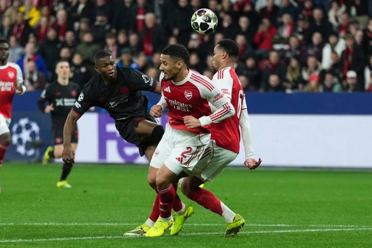 MADUEKEOV DAR-MAR U KAZNENOM PROSTORU: Arsenal sa penala stiže do izjednačenja!