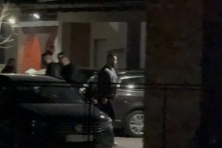 KOLEGA HITNO STIGAO O PORODIČNI DOM DARKA LAZIĆA! On se prvi pojavio da izjavi saučešće! (VIDEO)