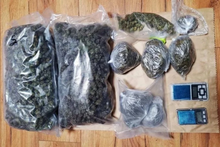 POGLEDAJTE ŠTA JE POLICIJA SVE ZAPLENILA U CENTRU BEOGRADA! Uhapšen muškarac! (FOTO)