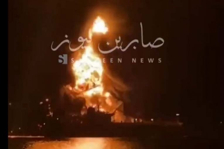 HORRIFIC SCENE! TWO TANKERS HIT IN THE PERSIAN GULF! Pillars of flame rise high into the sky! (VIDEO)
