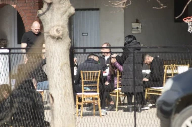 BRANKA LAZIĆ NA SAV GLAS DOZIVA POKOJNOG SINA: Drama ispred Darkovog porodičnog doma, kamere zabeležile uznemirujuće scene! (VIDEO)