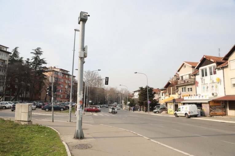 Mirijevski bulevar, kod nove benzinske pumpe u dnu brda.