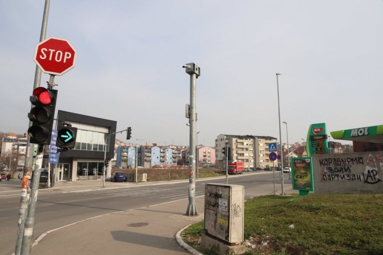 Mirijevski bulevar, kod nove benzinske pumpe u dnu brda.