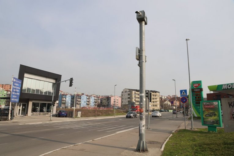 Mirijevski bulevar, kod nove benzinske pumpe u dnu brda.