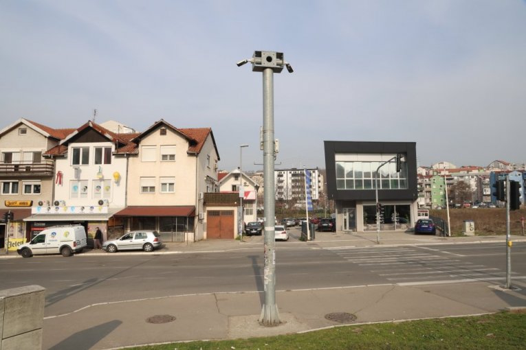 Mirijevski bulevar, kod nove benzinske pumpe u dnu brda.