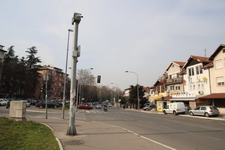 Mirijevski bulevar, kod nove benzinske pumpe u dnu brda.