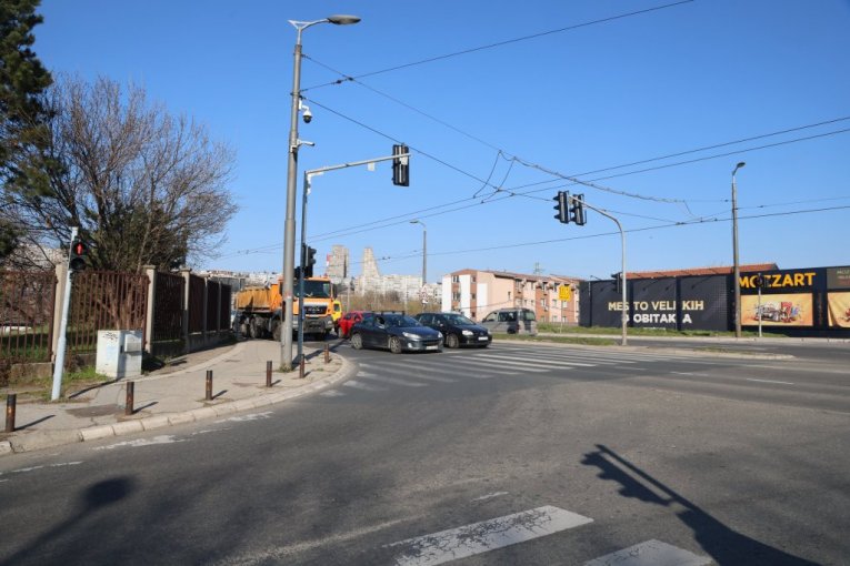  Medaković 2 (kod Plavog mosta, 150m od Profesora)
