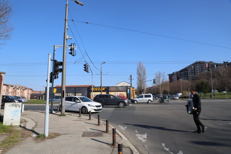  Medaković 2 (kod Plavog mosta, 150m od Profesora)