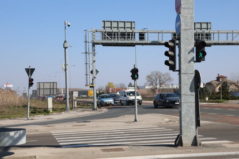 Ovčanski put, kod pruge.

