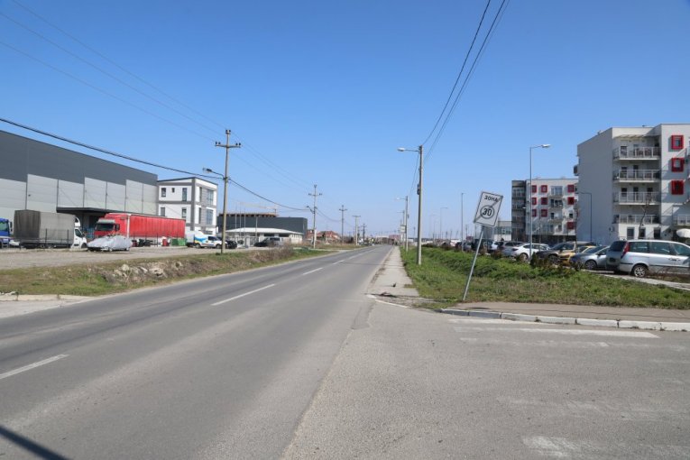 Ovčanski put, kod pruge.
