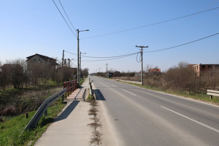 Ovčanski put, kod pruge.
