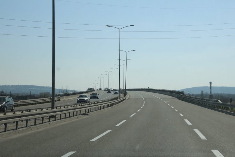 Ovčanski put, kod pruge.
