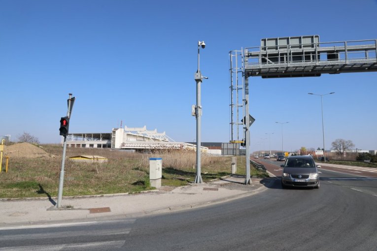 Ovčanski put, kod pruge.
