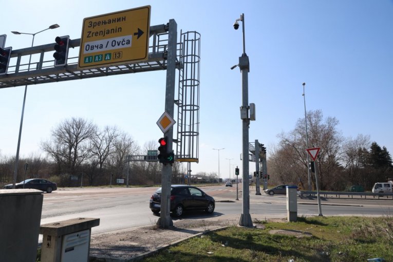 Ovčanski put, kod pruge.

