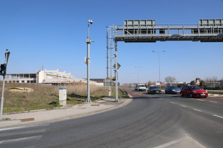 Ovčanski put, kod pruge.
