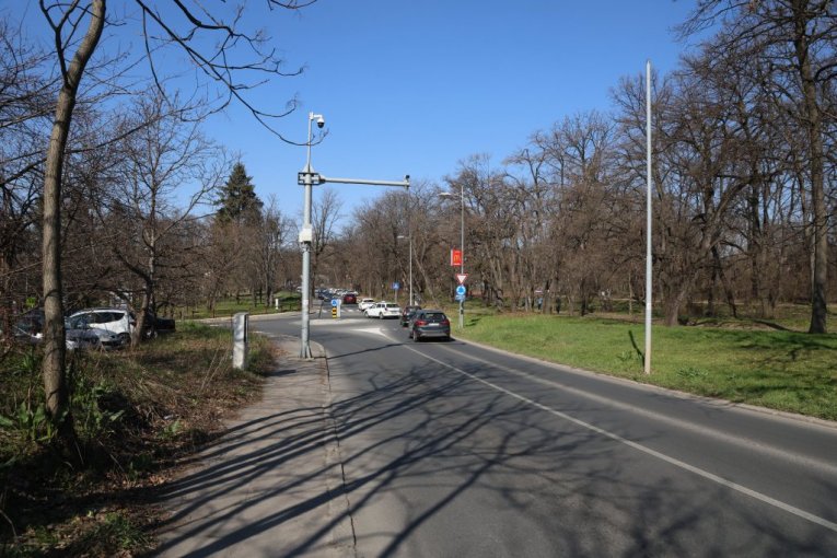Ulica Kneza Višeslava, Čukarica (kod skretanja za DIF i Košutnjak)
