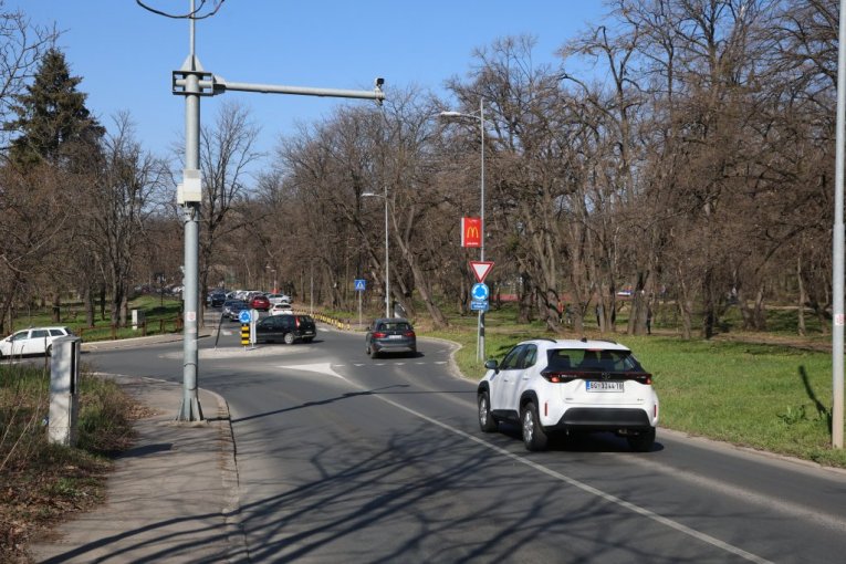 Ulica Kneza Višeslava, Čukarica (kod skretanja za DIF i Košutnjak)
