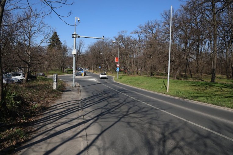 Ulica Kneza Višeslava, Čukarica (kod skretanja za DIF i Košutnjak)
