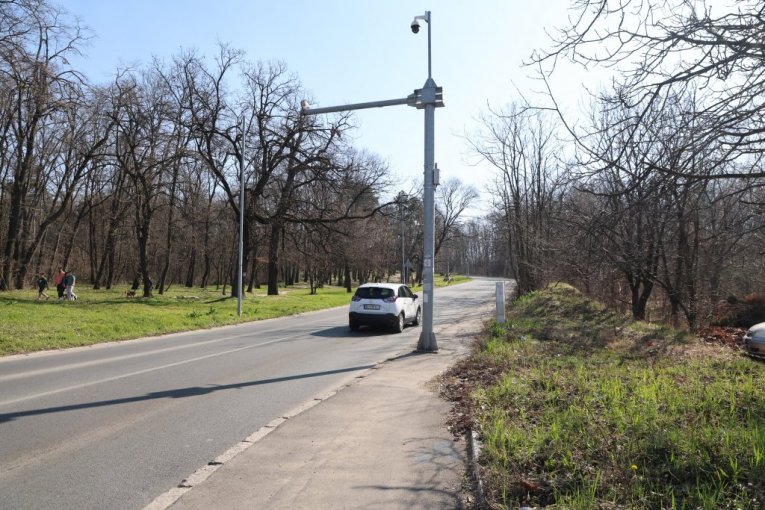 Ulica Kneza Višeslava, Čukarica (kod skretanja za DIF i Košutnjak)
