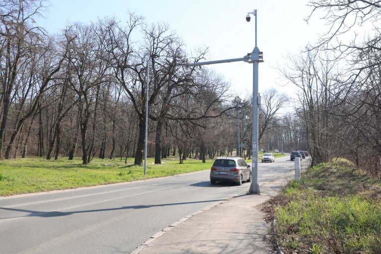 Ulica Kneza Višeslava, Čukarica (kod skretanja za DIF i Košutnjak)
