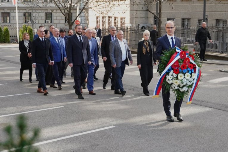 Macut polaže venac Zoranu Đinđiću