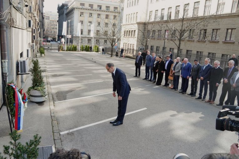 Macut polaže venac Zoranu Đinđiću