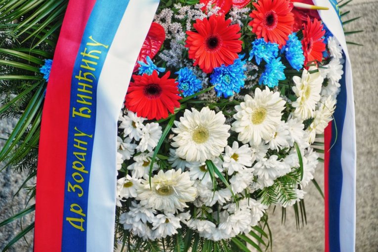 Macut polaže venac Zoranu Đinđiću