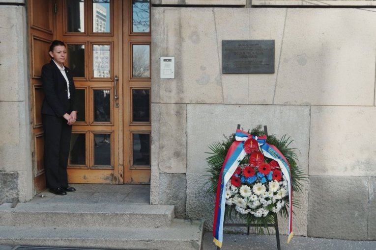 Macut polaže venac Zoranu Đinđiću