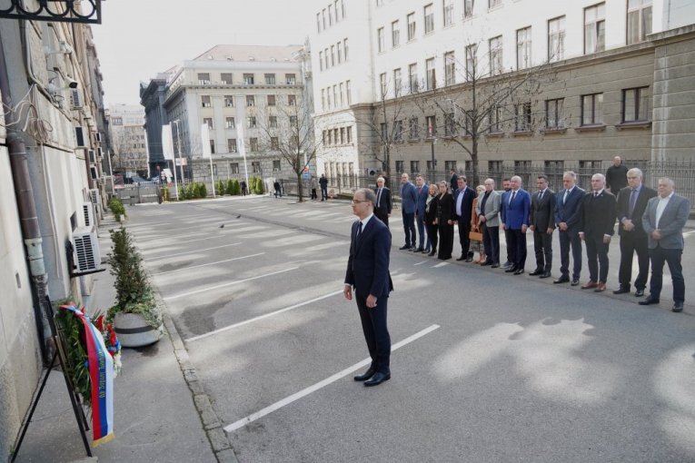 Macut polaže venac Zoranu Đinđiću